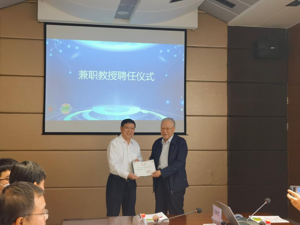 时博足球_时博(中国)邀请汪旭光院士来校参加研讨会